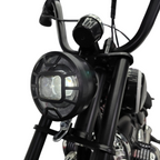 Gros plan sur le phare avant LED avec grille de protection de la moto électrique enfant Petit Pilote BMW R18 noire