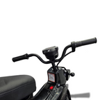 Vue rapprochée du guidon de la moto électrique enfant Petit Pilote Honda Cross Cub 110 noire avec détails du tableau de bord