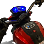 Tableau de bord numérique et commandes de la moto électrique rouge métallisé Petit Pilote pour enfant