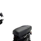 Gros plan sur la selle noire texturée de la moto électrique pour enfant Petit Pilote Honda Cross Cub 110