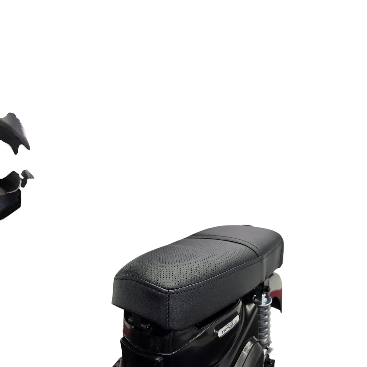 Gros plan sur la selle noire texturée de la moto électrique pour enfant Petit Pilote Honda Cross Cub 110