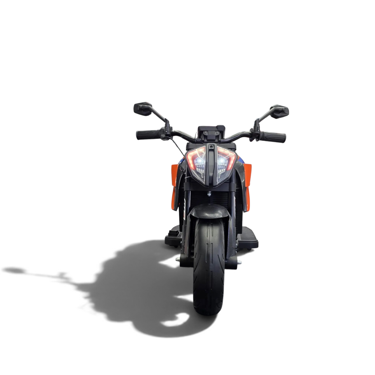 Moto électrique enfant Petit Pilote KTM 1290 Superduke rouge avec phares avant, vue de face dans un showroom