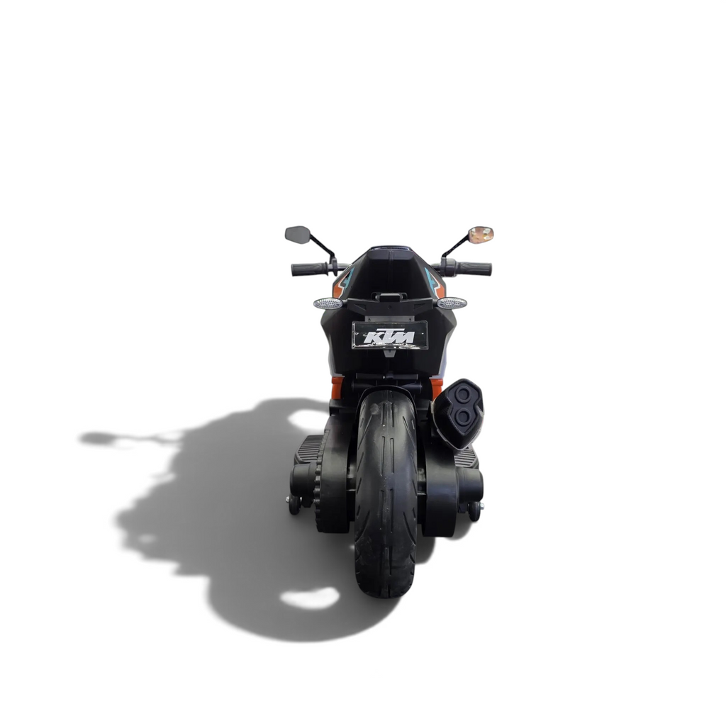 Vue arrière de la moto électrique pour enfant Petit Pilote KTM 1290 Superduke rouge avec pneus EVA et roulettes latérales