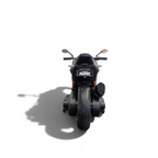Vue arrière de la moto électrique pour enfant Petit Pilote KTM 1290 Superduke rouge avec pneus EVA et roulettes latérales