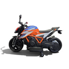 Moto électrique enfant Petit Pilote KTM 1290 Superduke rouge et orange avec roulettes latérales et pneus EVA