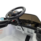 Intérieur de la voiture électrique enfant Petit Pilote Porsche Cayenne blanche avec volant et tableau de bord détaillé