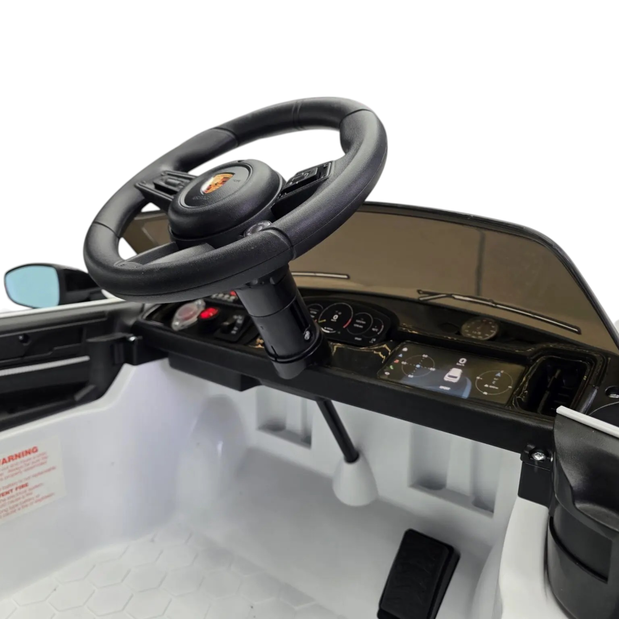 Intérieur de la voiture électrique enfant Petit Pilote Porsche Cayenne blanche avec volant et tableau de bord détaillé