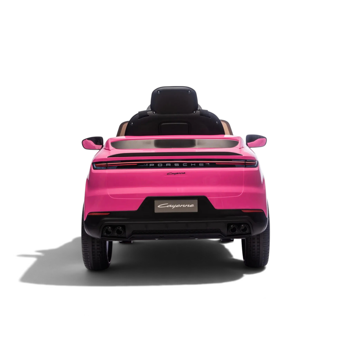 Vue arrière de la voiture électrique pour enfant Petit Pilote Porsche Cayenne rose avec phares et logo distinctifs