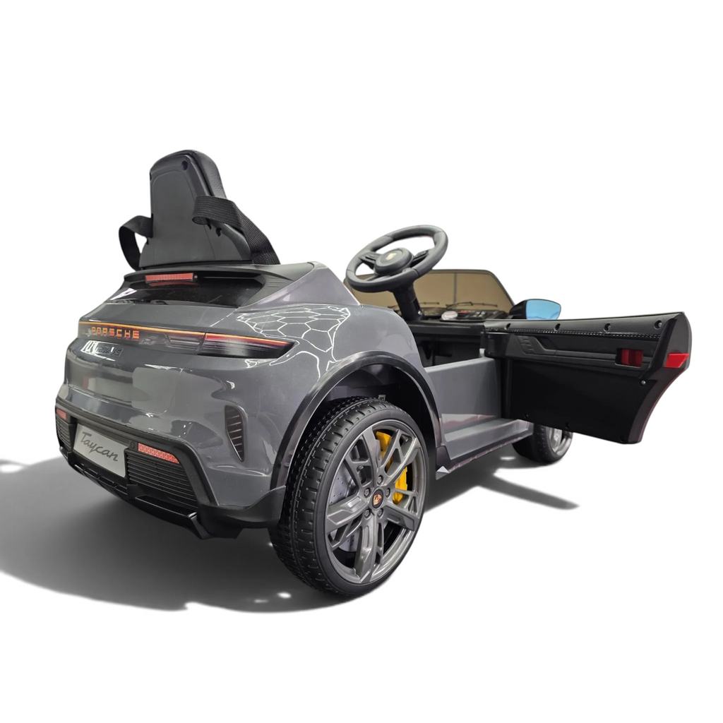 Voiture électrique pour enfant Petit Pilote Porsche Taycan grise avec porte ouverte, siège en cuir et détails réalistes