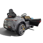 Voiture électrique pour enfant Petit Pilote Porsche Taycan grise avec porte ouverte, siège en cuir et détails réalistes
