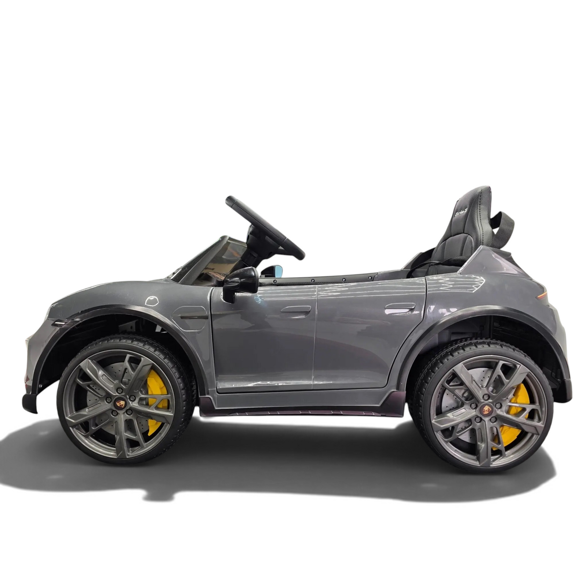 Voiture électrique pour enfant Petit Pilote Porsche Taycan grise avec siège en simili cuir et étriers de frein jaunes
