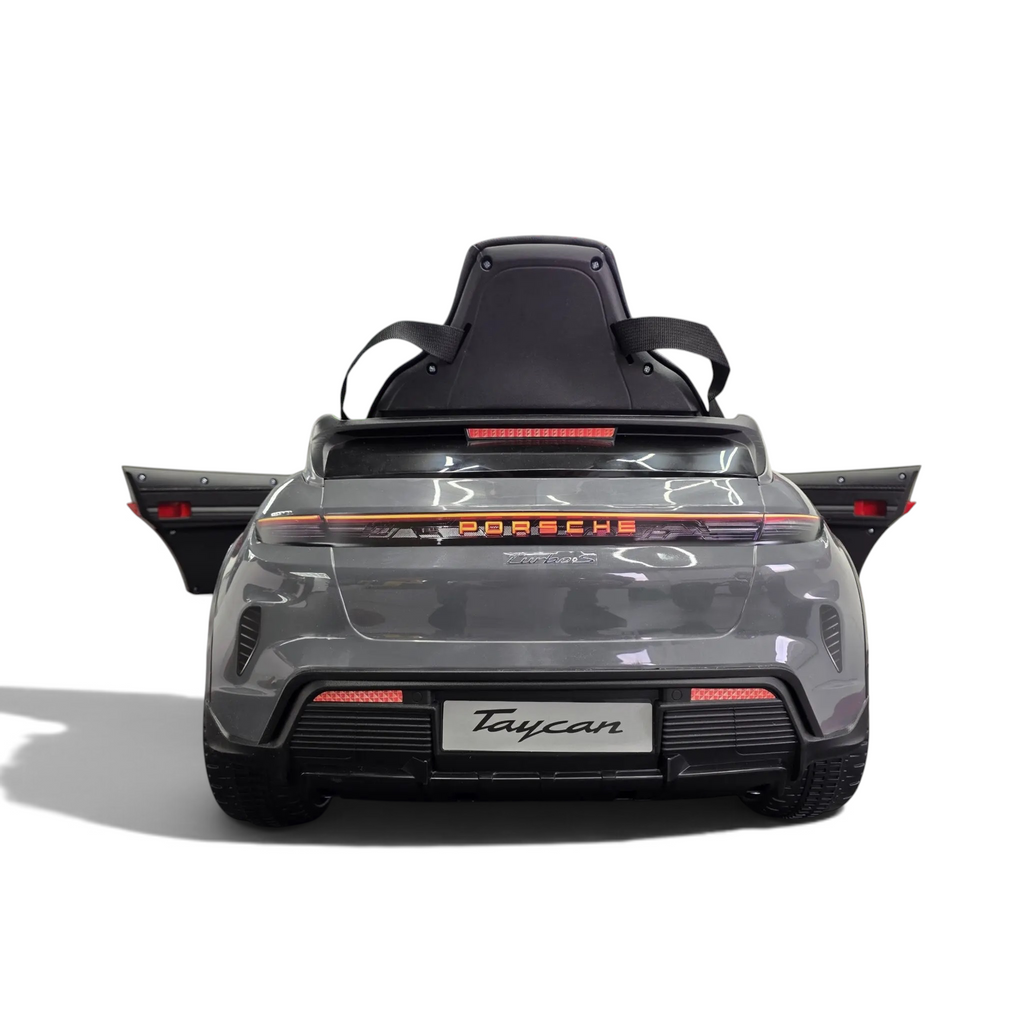 Vue arrière de la voiture électrique pour enfant Petit Pilote Porsche Taycan grise avec feux LED et siège en simili cuir