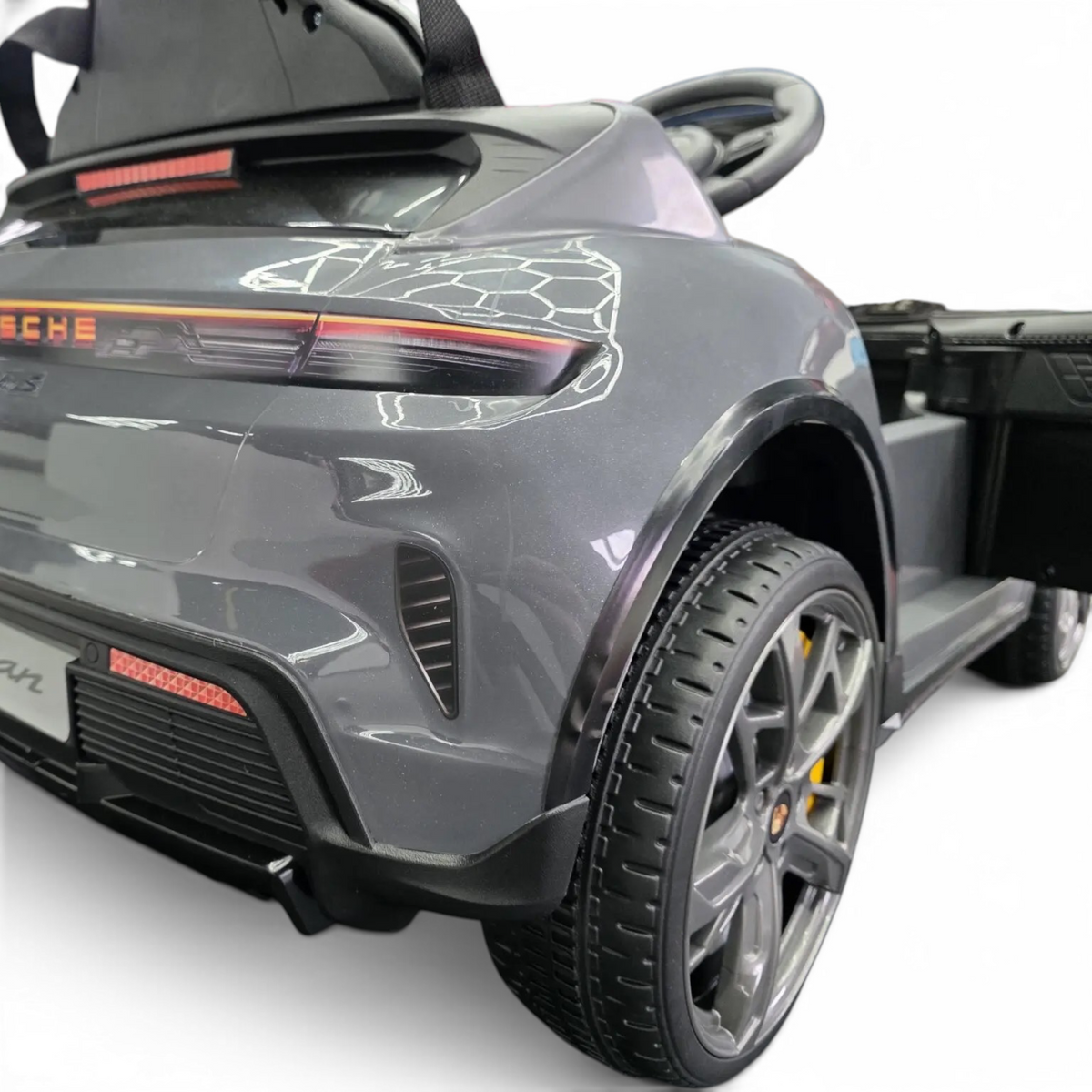 Vue arrière de la voiture électrique pour enfant Petit Pilote Porsche Taycan grise avec feux LED et détails réalistes