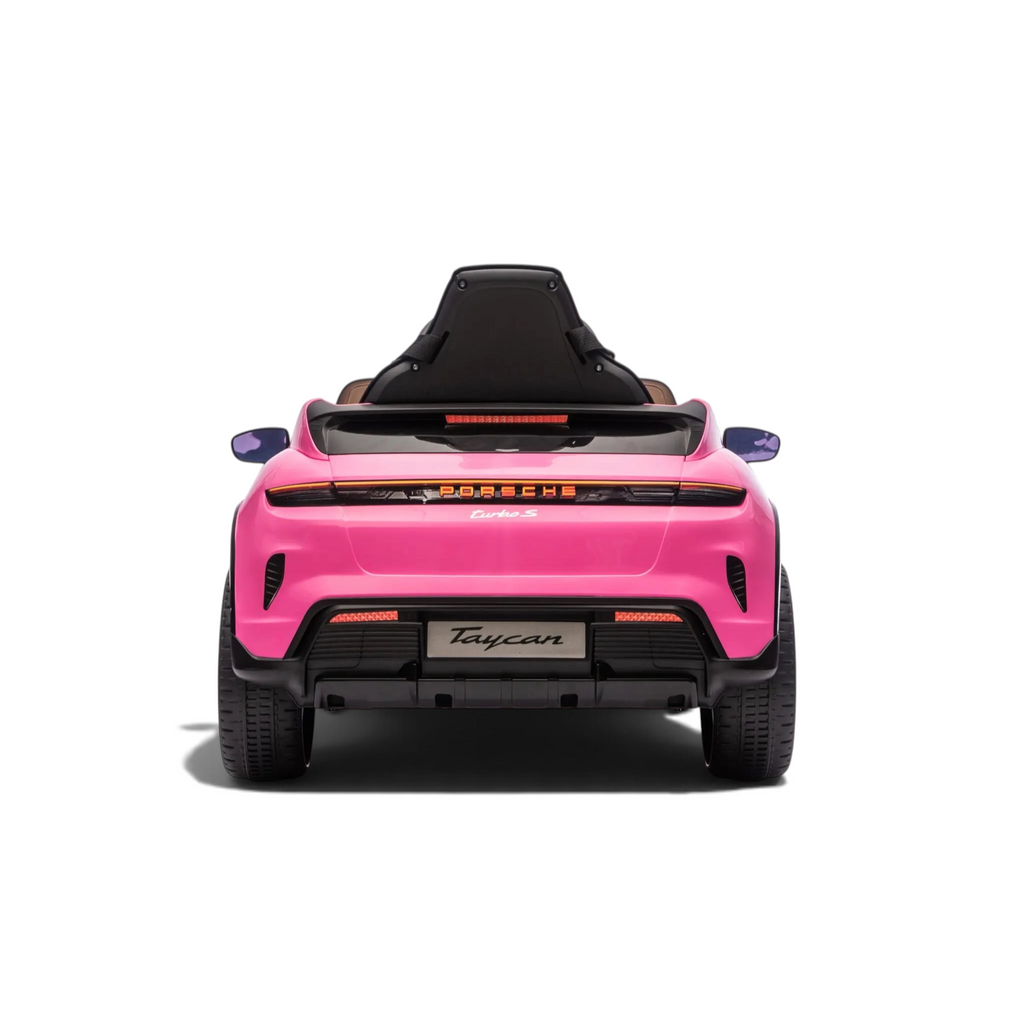 Vue arrière de la voiture électrique pour enfant Petit Pilote Porsche Taycan rose avec feux LED et logo officiel
