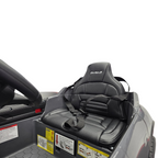 Siège en simili cuir noir avec ceinture de sécurité dans la voiture électrique pour enfant Petit Pilote Porsche Taycan grise