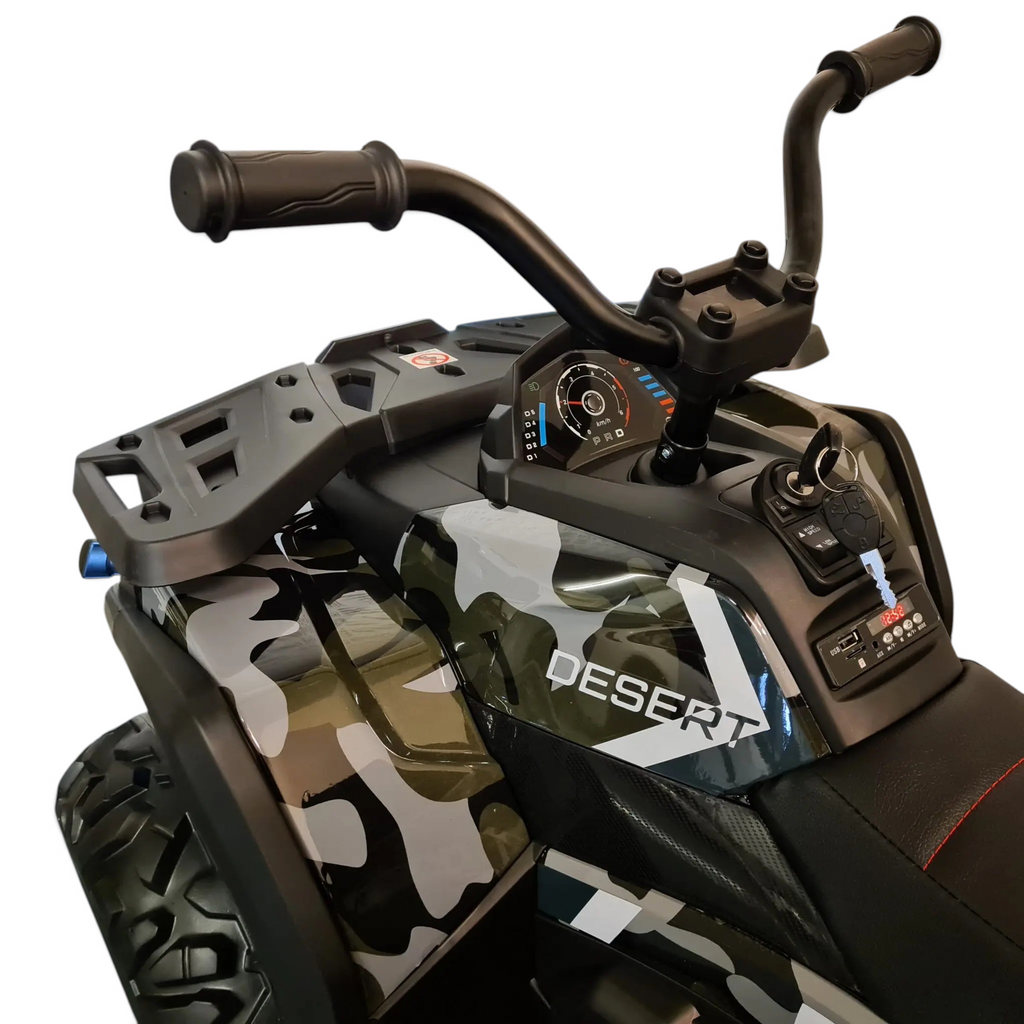 Vue rapprochée du guidon et du tableau de bord du quad électrique enfant Petit Pilote camouflage vert avec siège en cuir