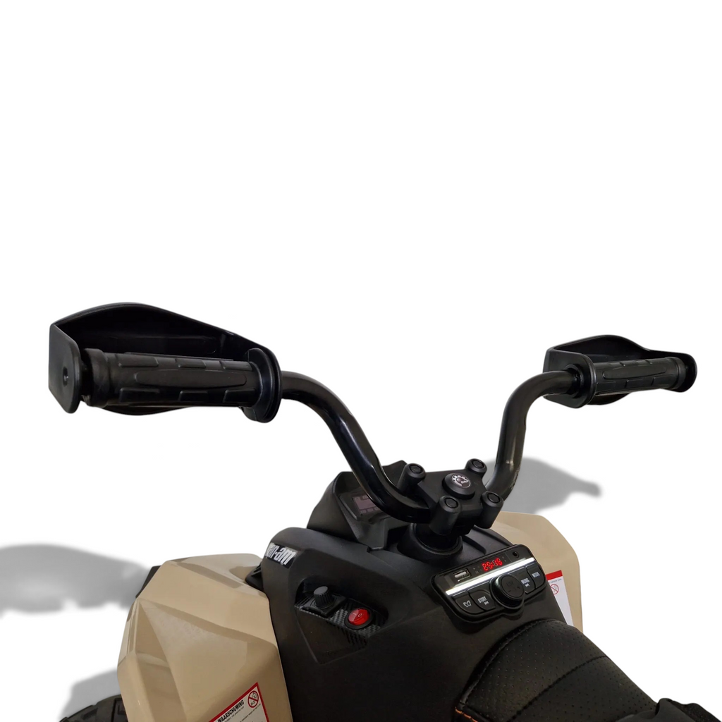 Vue rapprochée du guidon et du tableau de bord du quad électrique enfant Petit Pilote Can Am Maverick 24V kaki