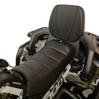Siège en cuir noir avec surpiqûres rouges du quad électrique pour enfant Petit Pilote au motif camouflage vert