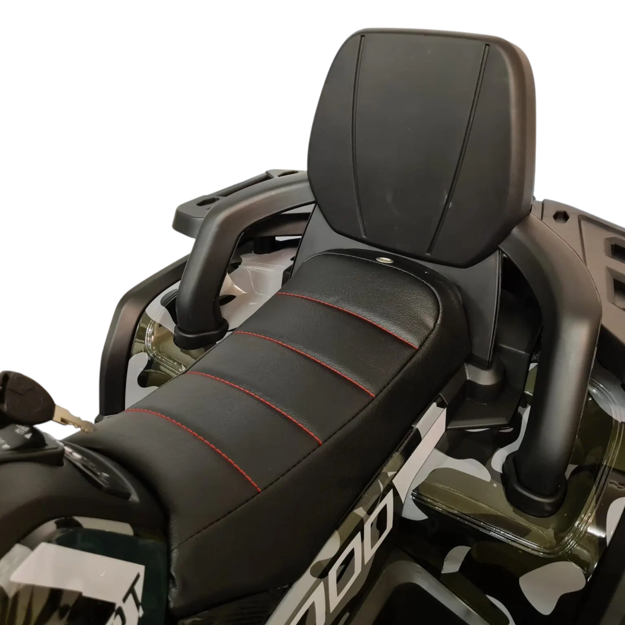 Siège en cuir noir avec surpiqûres rouges du quad électrique pour enfant Petit Pilote au motif camouflage vert
