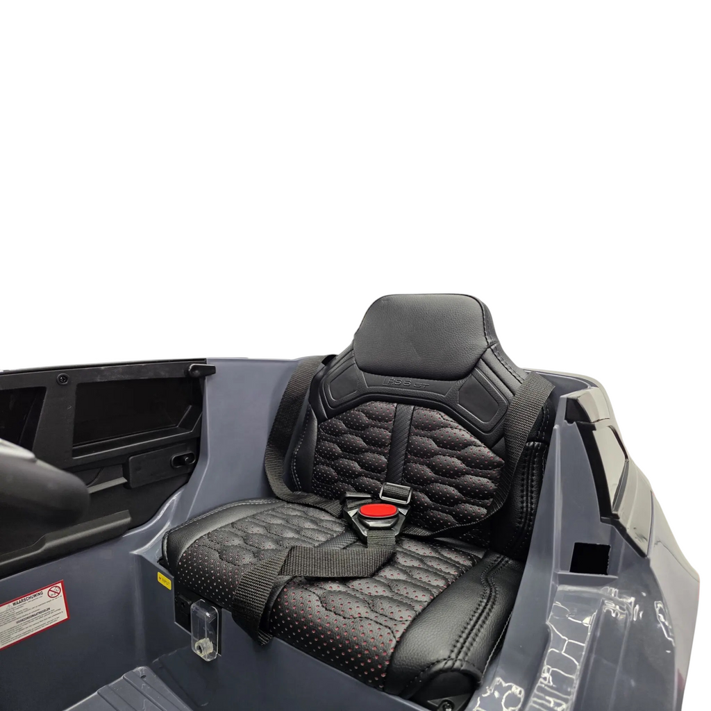 Siège en cuir noir avec surpiqûres rouges et ceinture de sécurité dans la voiture électrique Petit Pilote Audi RS6 Avant GT