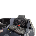 Siège en cuir noir avec surpiqûres rouges et ceinture de sécurité dans la voiture électrique Petit Pilote Audi RS6 Avant GT