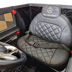 Siège en cuir noir matelassé avec logo Mercedes-Benz et ceinture de sécurité dans la voiture électrique Petit Pilote