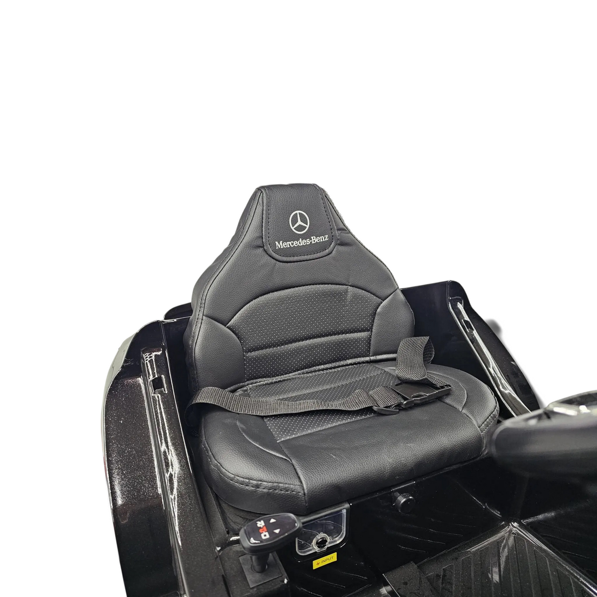 Siège en cuir noir avec logo Mercedes-Benz pour voiture électrique enfant Petit Pilote, incluant une ceinture de sécurité.