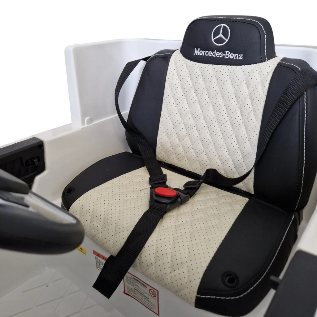 Siège en cuir bicolore noir et blanc avec ceinture de sécurité pour voiture électrique enfant Petit Pilote Mercedes G63