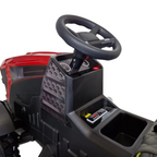 Vue rapprochée du poste de pilotage du tracteur électrique rouge Petit Pilote avec volant noir et siège en cuir