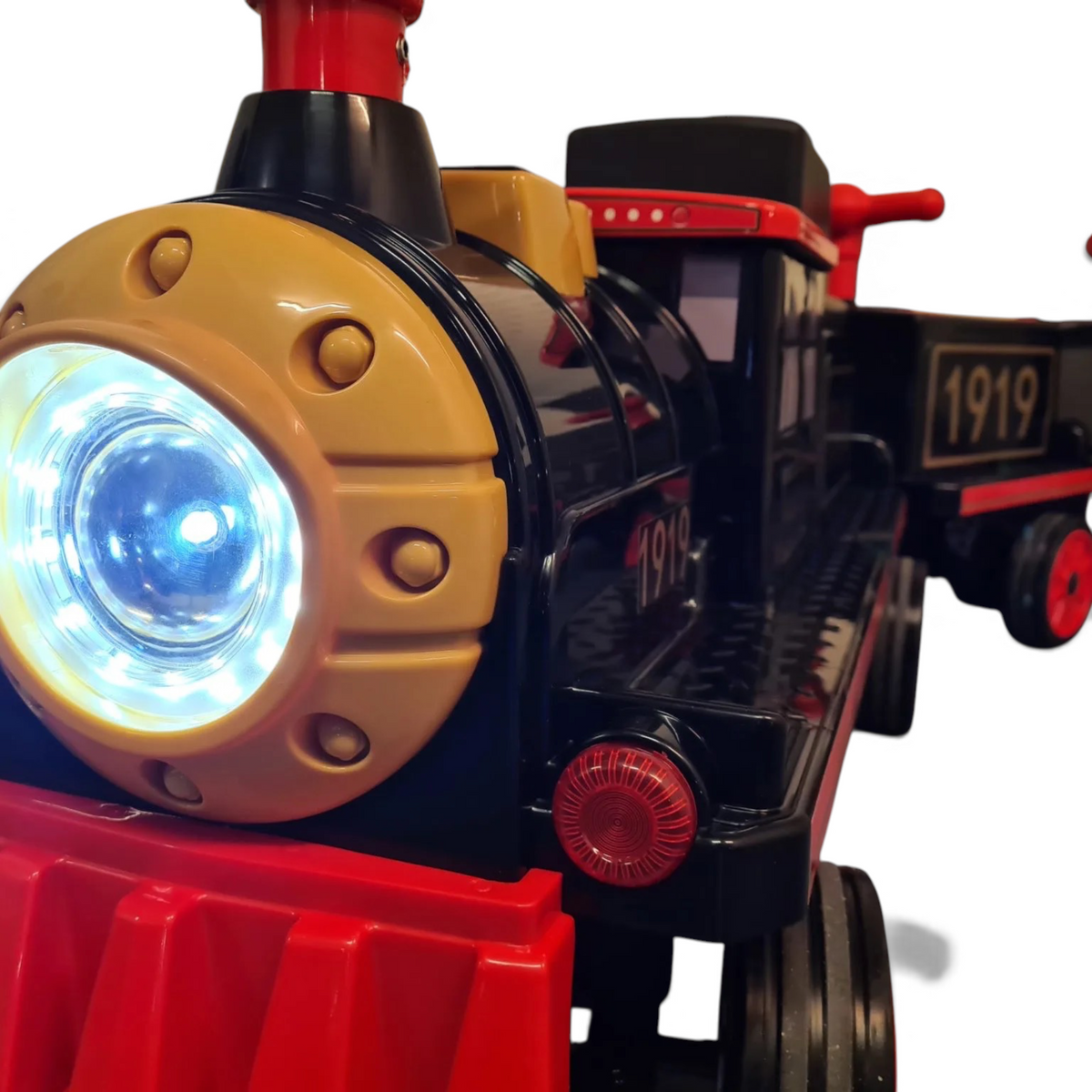 Train électrique Petit Pilote 12V noir et rouge avec phares LED allumés et deux wagons pour enfants