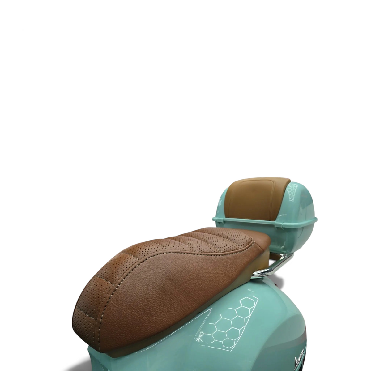 Vue arrière de la Vespa GTS électrique pour enfant Petit Pilote vert clair avec siège en simili cuir marron et coffre