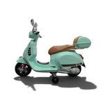 Scooter électrique enfant Petit Pilote Vespa GTS vert clair avec siège en cuir marron, pare-brise et coffre arrière
