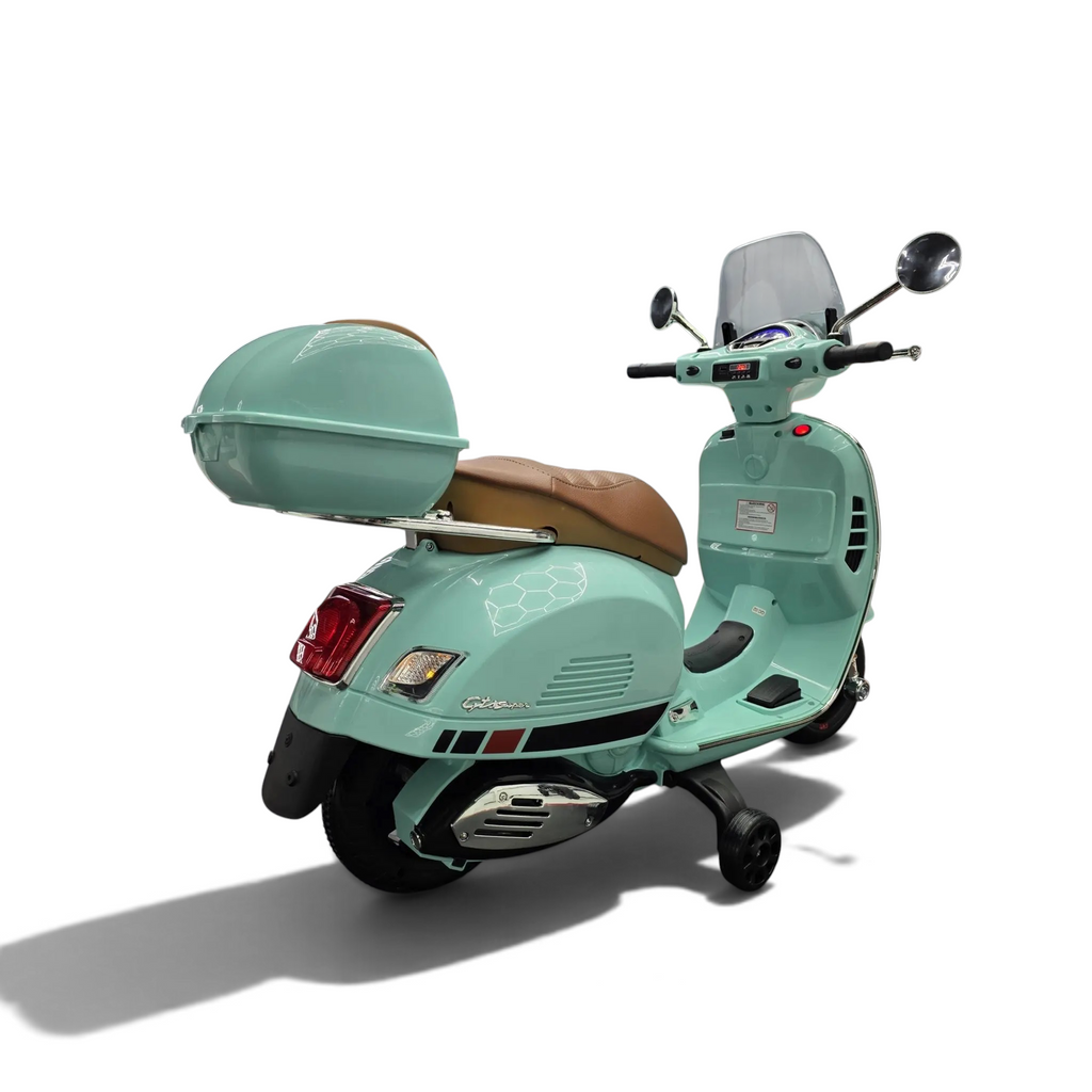 Scooter électrique enfant Petit Pilote Vespa GTS vert clair avec coffre arrière, siège en simili cuir et pare-brise