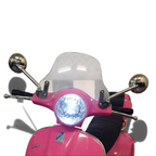 Vue rapprochée du guidon de la Vespa GTS rose Petit Pilote pour enfant avec phare LED allumé, pare-brise et rétroviseurs