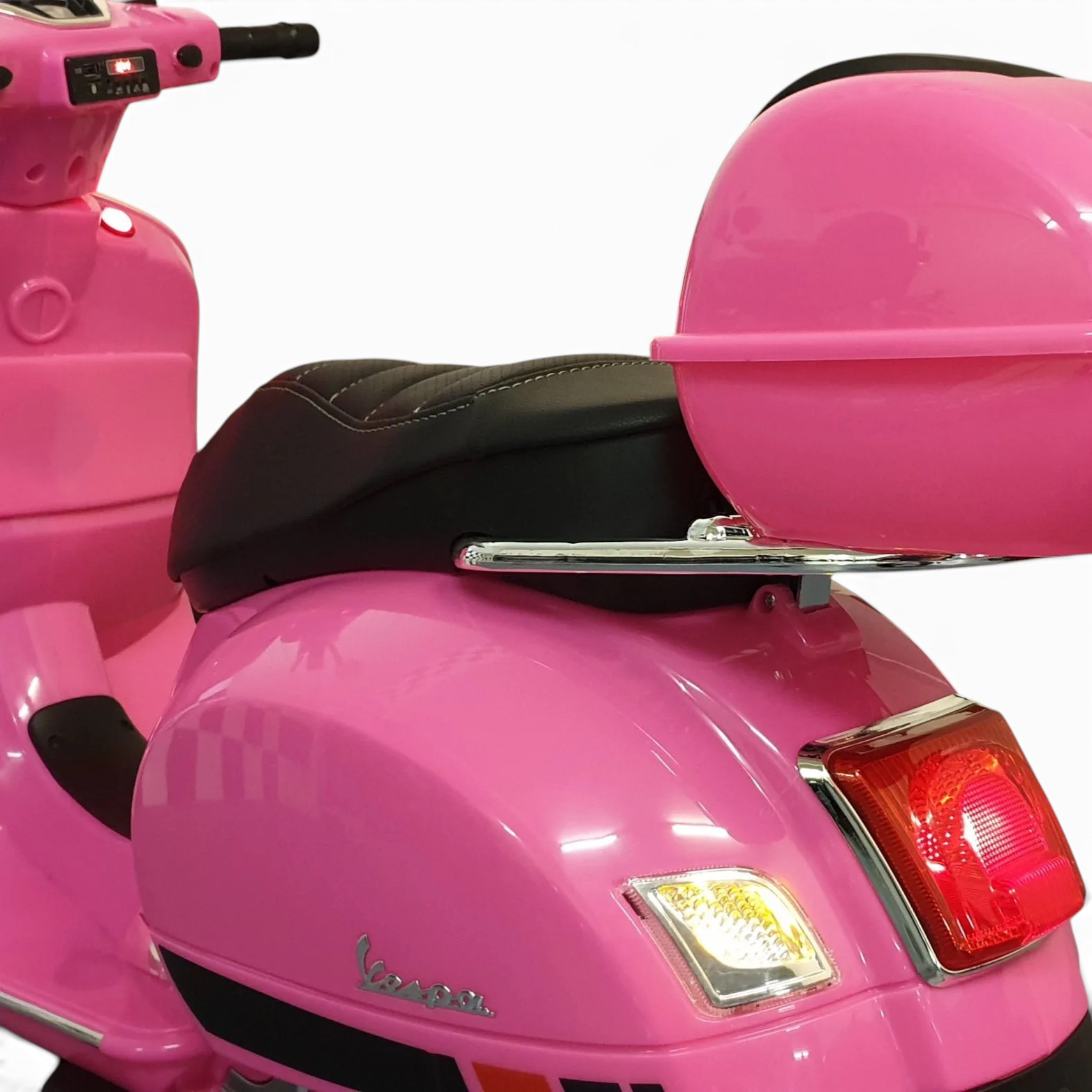 Vue arrière du scooter électrique enfant Petit Pilote Vespa GTS rose avec coffre, siège en cuir et feux réalistes.