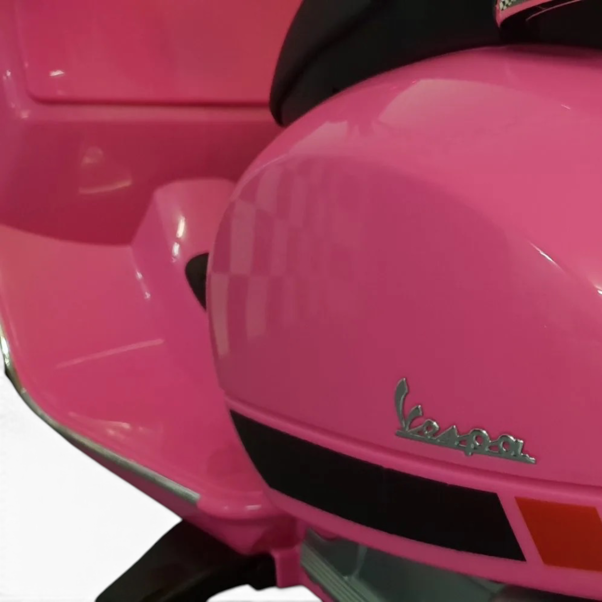 Gros plan sur l'arrière du scooter électrique pour enfant Petit Pilote Vespa GTS rose avec feu stop et clignotant