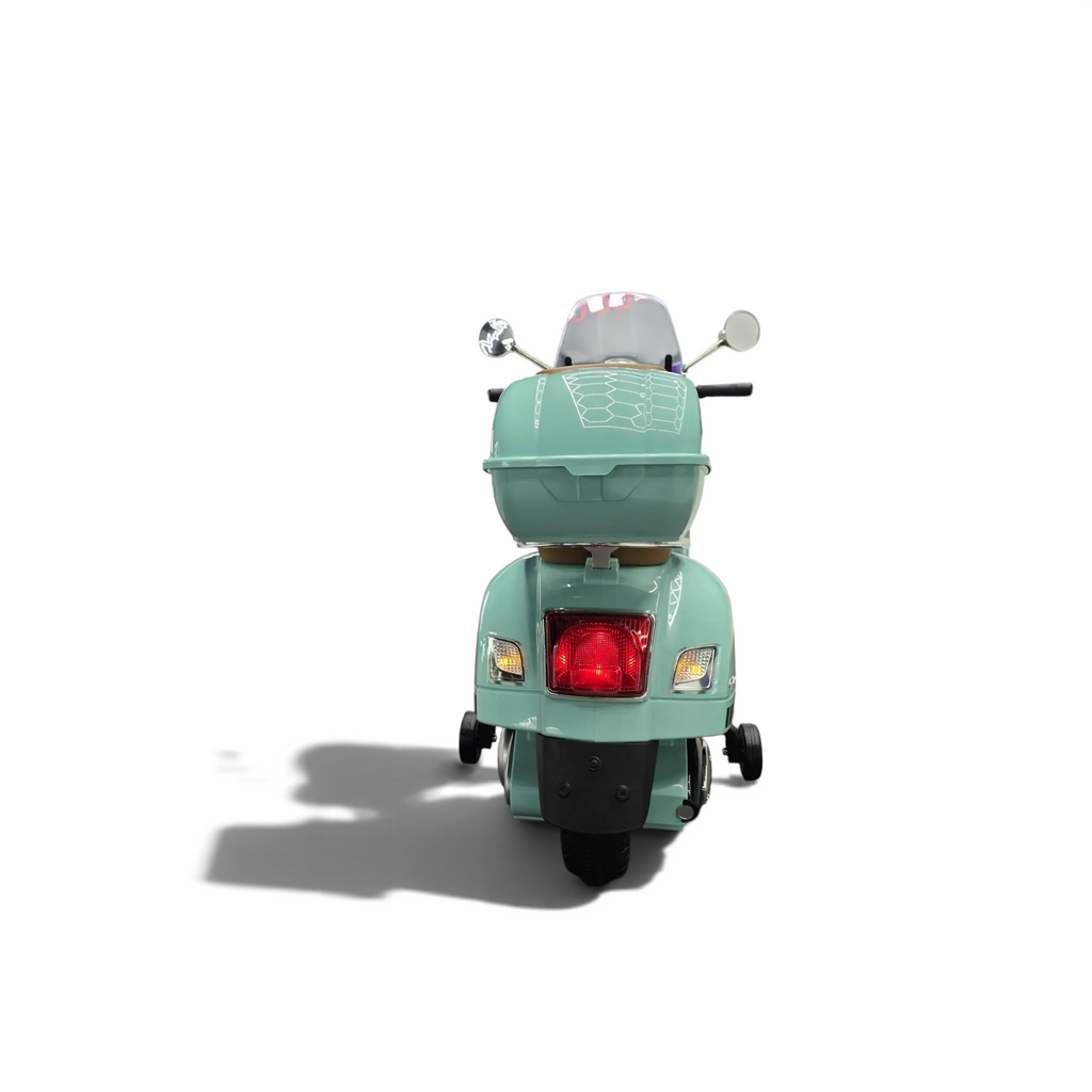 Vue arrière du scooter électrique enfant Petit Pilote Vespa GTS vert clair avec coffre et petites roues stabilisatrices