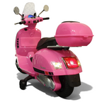 Scooter électrique enfant Petit Pilote Vespa GTS rose avec coffre arrière, pare-brise et détails réalistes