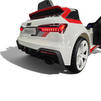 Vue arrière de la voiture électrique pour enfant Petit Pilote Audi RS6 Avant GT blanche avec feux LED rouges allumés