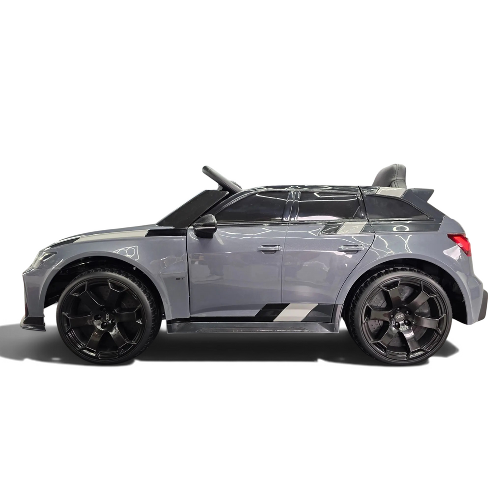 Voiture électrique pour enfant Petit Pilote Audi RS6 Avant GT grise avec jantes noires, vue de profil dans un showroom