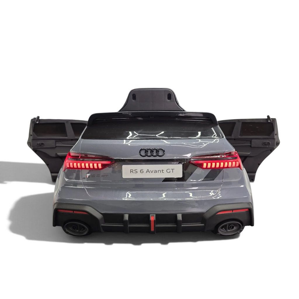 Vue arrière de la voiture électrique pour enfant Petit Pilote Audi RS6 Avant GT grise avec feux LED et portes ouvertes