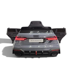 Vue arrière de la voiture électrique pour enfant Petit Pilote Audi RS6 Avant GT grise avec feux LED et portes ouvertes