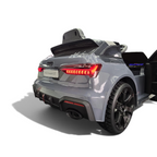 Vue arrière de la voiture électrique enfant Petit Pilote Audi RS6 Avant GT grise avec feux LED allumés et pneus EVA
