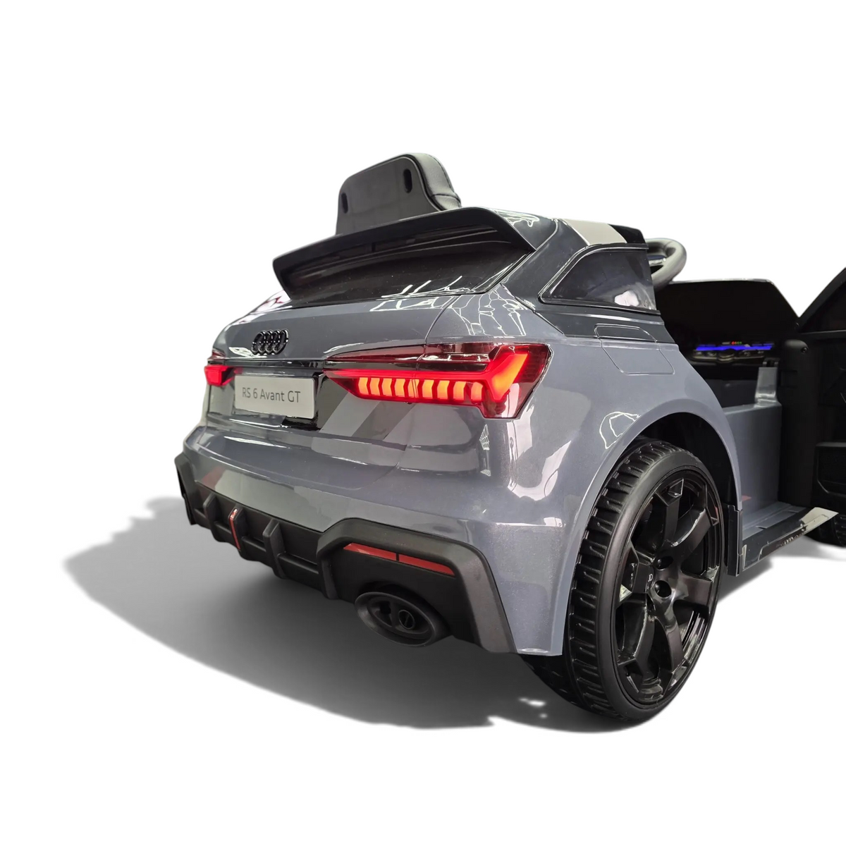 Vue arrière de la voiture électrique enfant Odecare Audi RS6 Avant GT grise avec feux LED allumés et pneus EVA