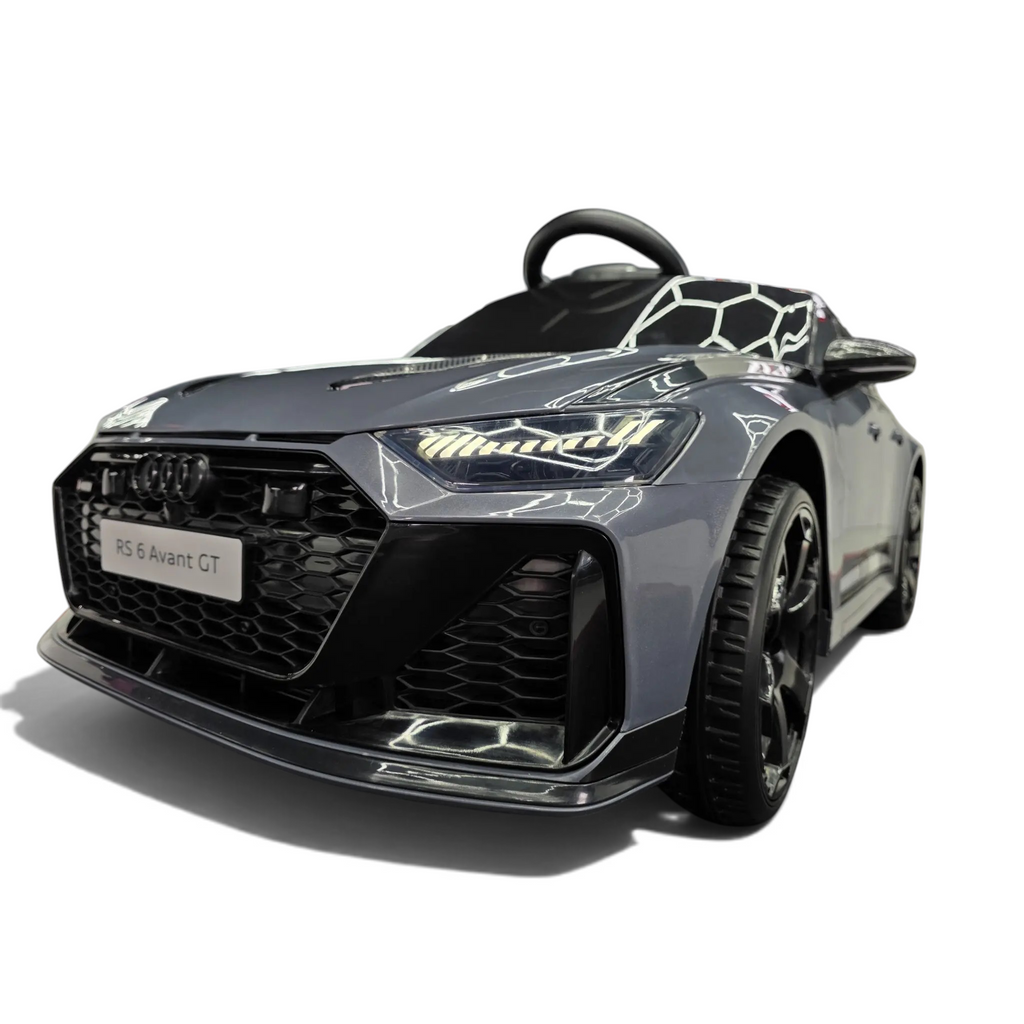 Voiture électrique enfant Petit Pilote Audi RS6 Avant GT grise avec phares LED et pneus EVA dans un showroom