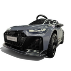 Voiture électrique enfant Petit Pilote Audi RS6 Avant GT grise avec phares LED et pneus EVA dans un showroom