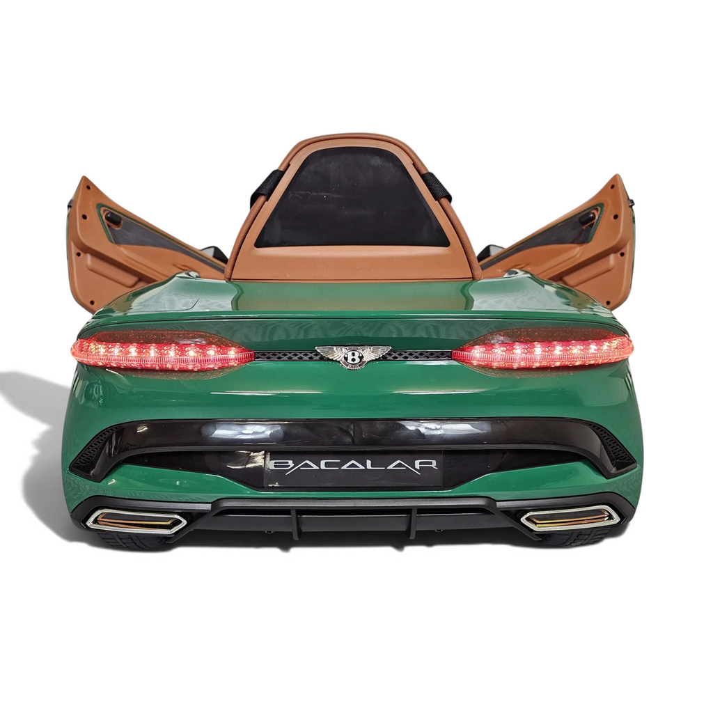Vue arrière de la voiture électrique pour enfant Petit Pilote Bentley Bacalar vert métallisé avec feux LED allumés