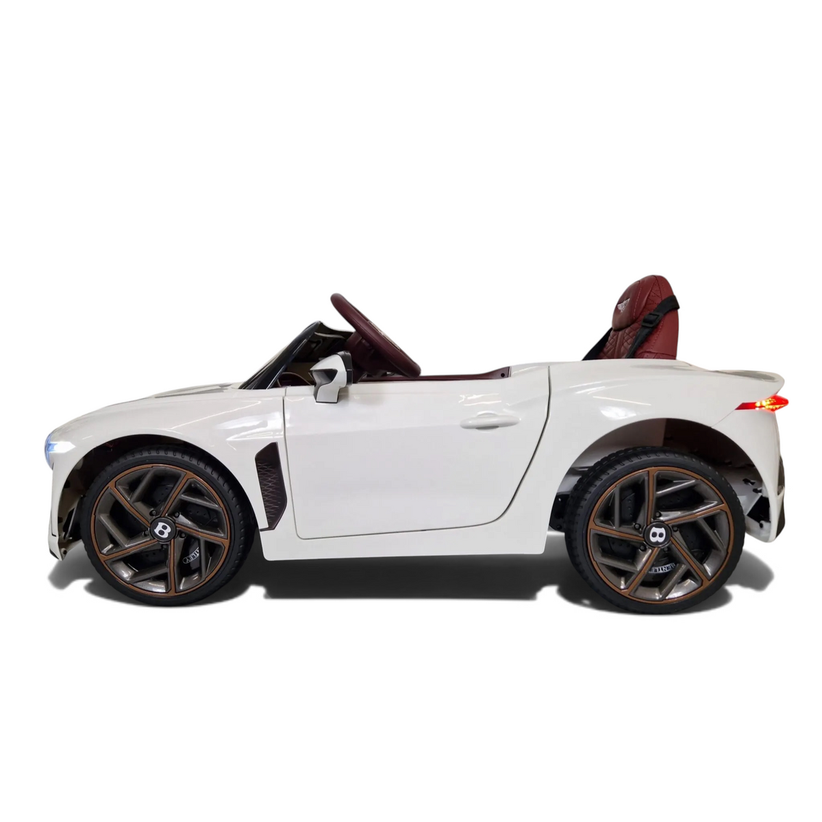 Voiture électrique enfant Petit Pilote Bentley Bacalar blanche avec siège en cuir et pneus caoutchouc, vue de profil