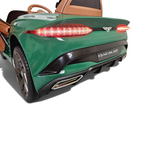 Vue arrière de la voiture électrique enfant Petit Pilote Bentley Bacalar vert métallisé avec feux LED allumés