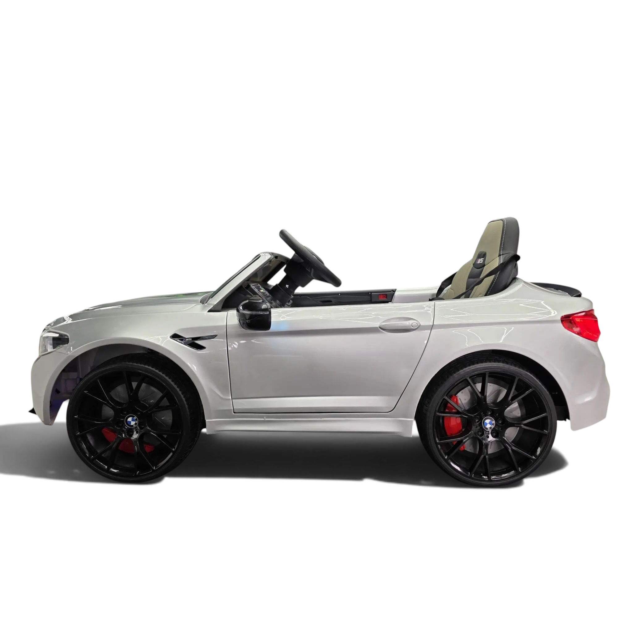 Voiture électrique enfant Odecare BMW M5 gris métallisé avec siège en cuir et jantes sport noires en showroom